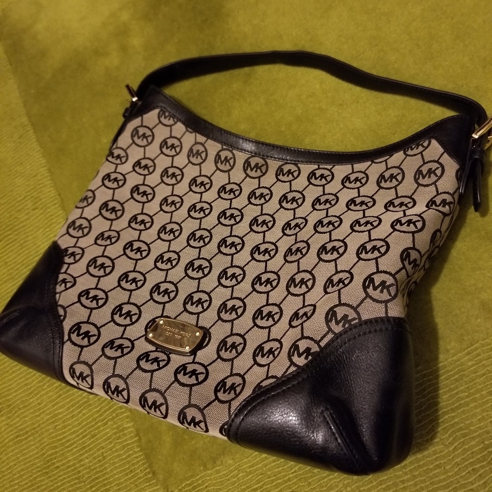 SOLD..MICHAEL KORS Signature Shoulder Purse - Picture 1 of 5